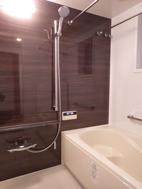 ダークウォールナットで落ち着いた浴室空間に ダークウォールナットで落ち着いた浴室空間に